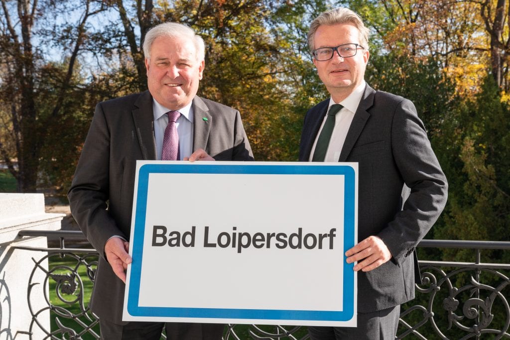 LH Hermann Schützenhöfer und LR Christopher Drexler präsentieren das neue Ortsschild von Bad Loipersdorf. 