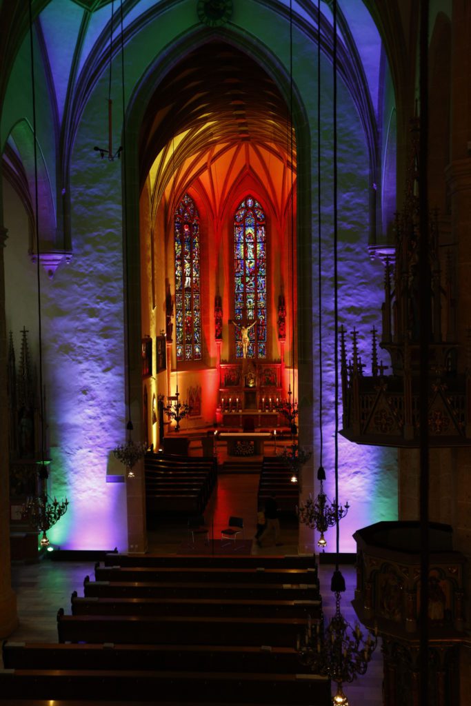 Kirchenraum mit bunter Beleuchtung