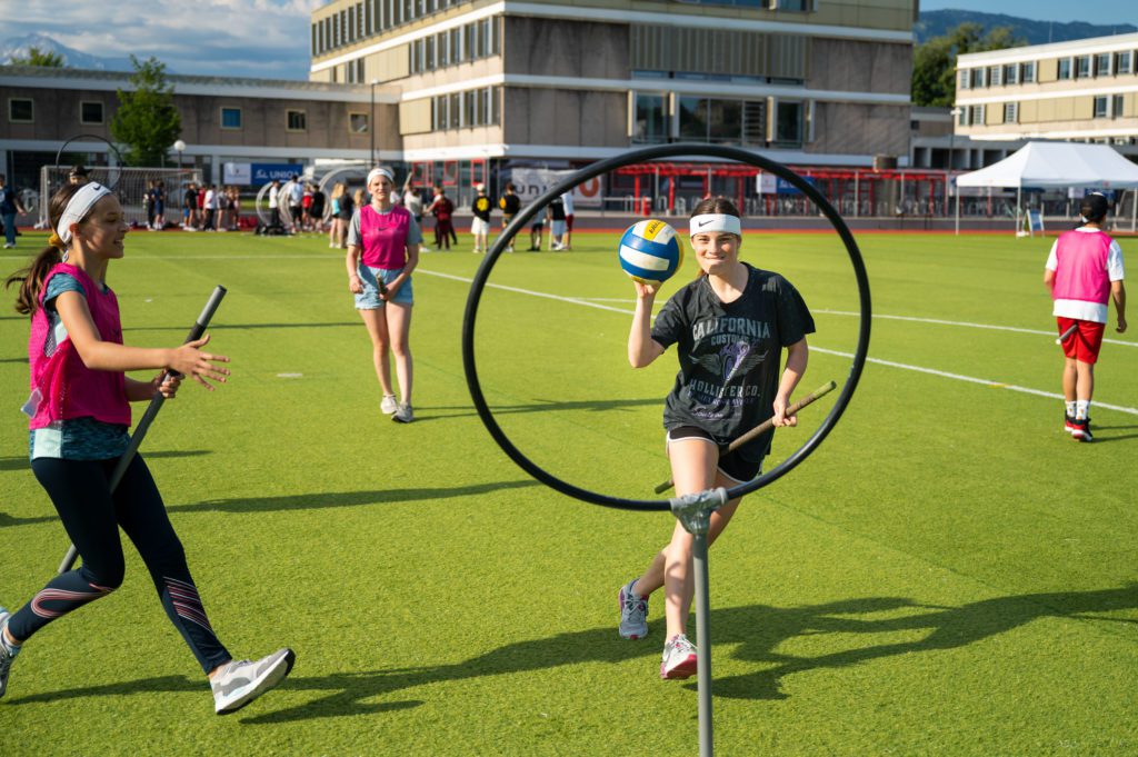 Ein Mädchen wirft beim Quidditch spielen am Trendsportfestival einen Ball