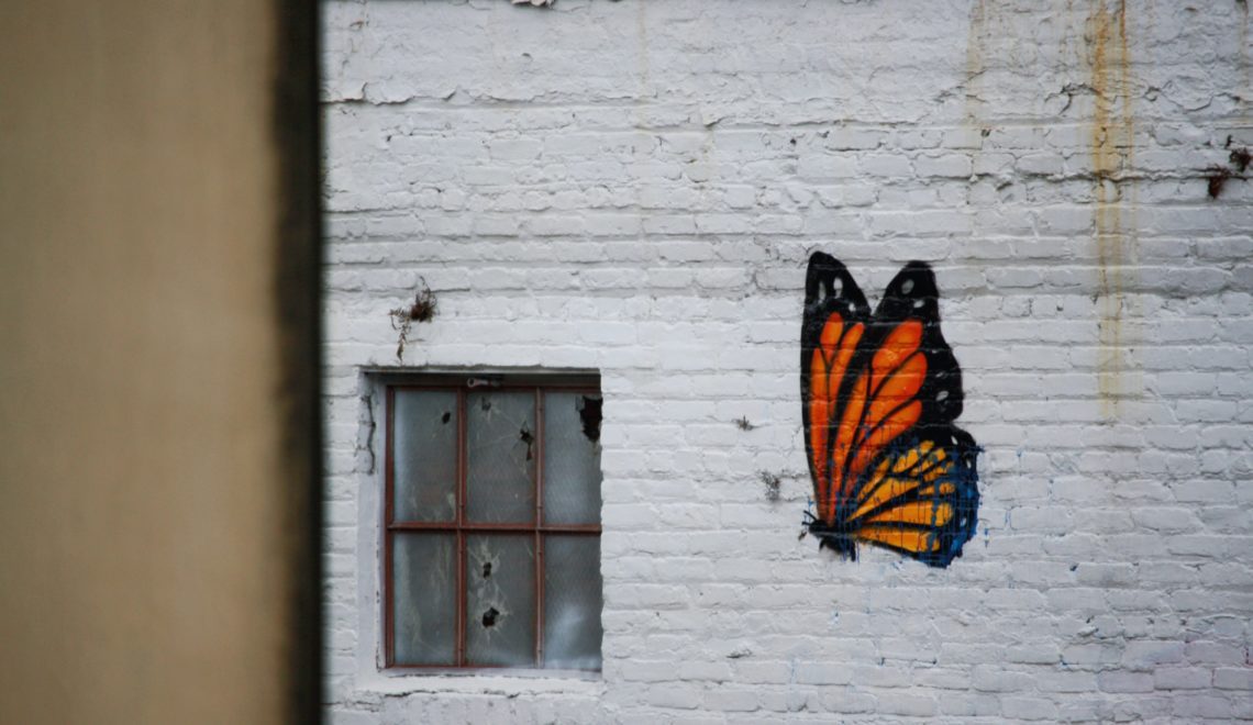 Street-Art in Form eines Monarch-Schmetterlings