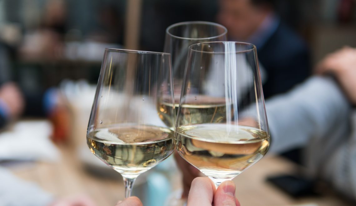 Drei Weißweingläser stoßen auf die Landesweinbewertung an