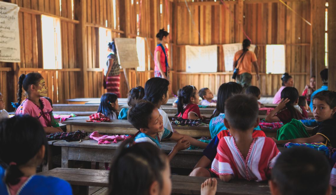 Asiatische Kinder sitzen in der Schule. Solche Projekte werden auch beim FairStyria-Tag vorgestellt