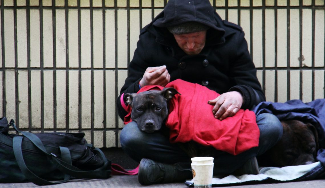 Hilfsorganisationen helfen Obdachlosen in der Kälte