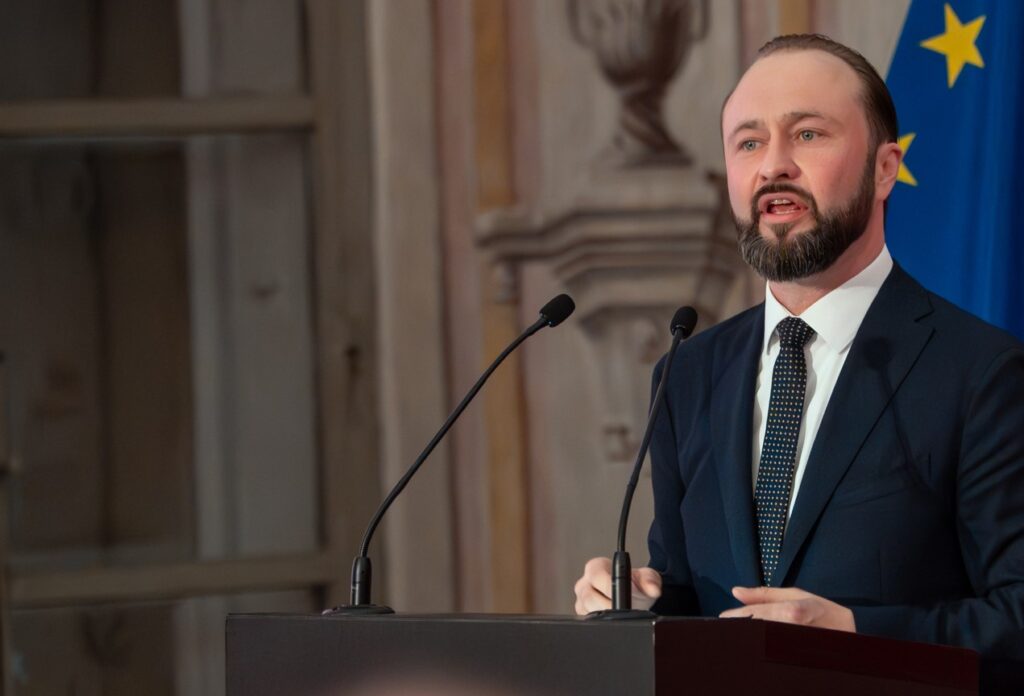 Braucht die Steiermark einen politischen Kurswechsel? SPÖ-Chef Max Lercher steht am Rednerpult und erklärt, warum.